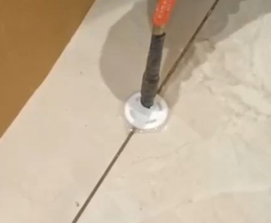 平武瓷砖空鼓维修公司专业解答瓷砖在铺贴过程中，如果没有涂抹均匀到位的粘结材料（如水泥砂浆或瓷砖胶），可能会导致以下问题